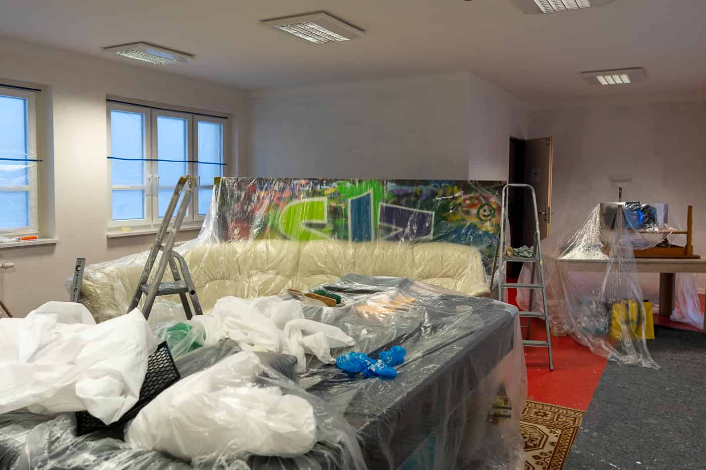 Renovierungsarbeiten im Schüler- und Jugendzentrum (SJZ) Zingst: Abgedeckte Möbel und vorbereitete Wände für den neuen Anstrich.