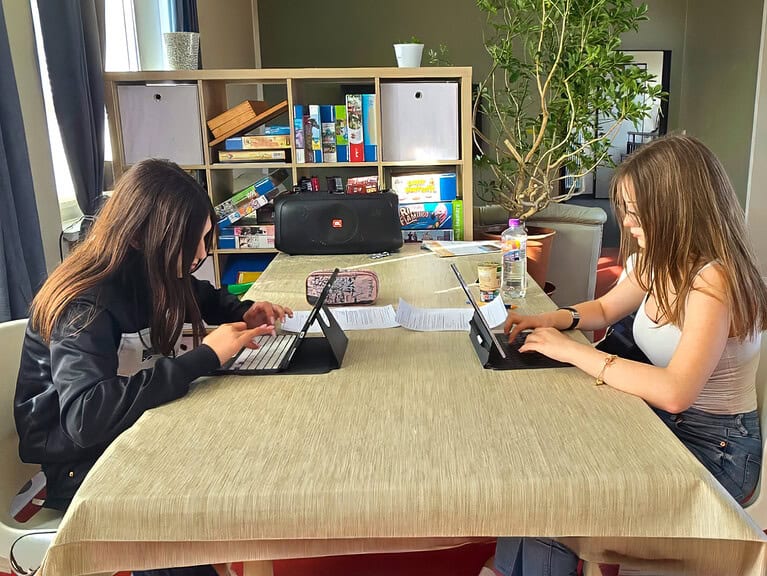 Zwei Jugendliche beim Schülerpraktikum 2026 im Jugendzentrum Zingst, beide arbeiten an Tablets.