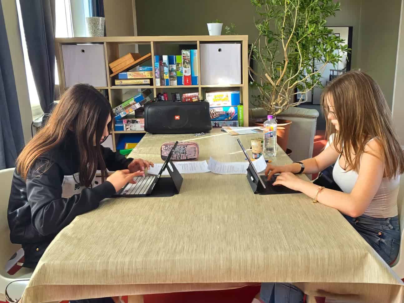 Zwei Jugendliche beim Schülerpraktikum 2026 im Jugendzentrum Zingst, beide arbeiten an Tablets.